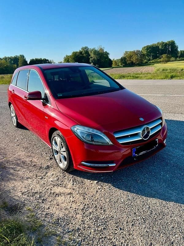 Rot Gebraucht 2012 Mercedes B200 Van / Kleinbus | 8.250 € (Superpreis) - Bild 1/4