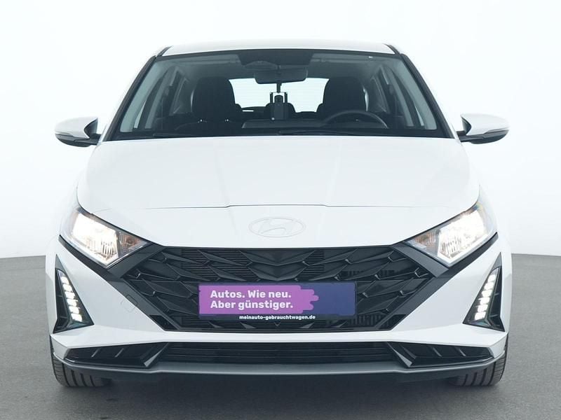 Gebraucht Hyundai i20 101 PS (74 kW) 2024 Atlas white Kleinwagen