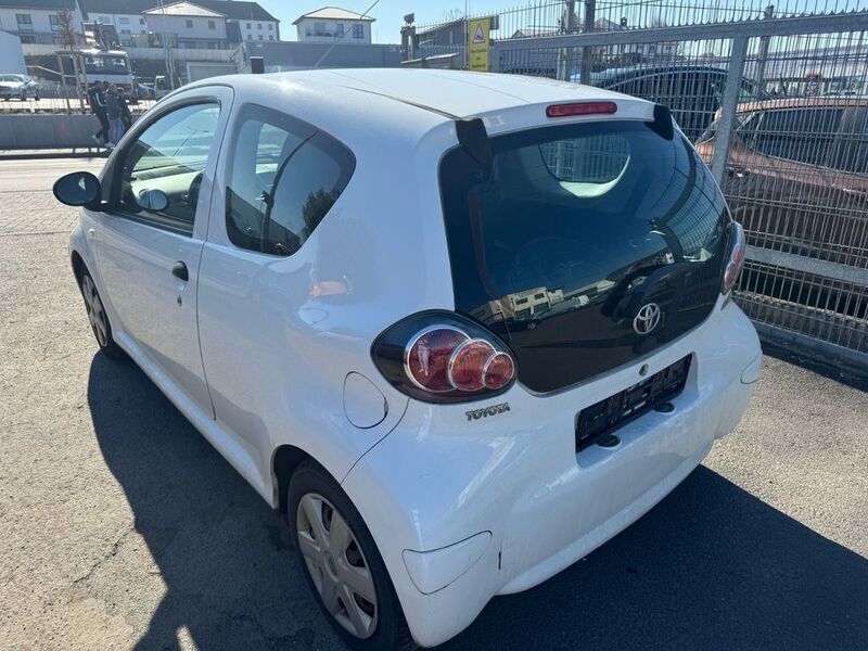 Gebraucht Toyota Aygo Basis 68 PS (50 kW) 2009 Weiß Kleinwagen