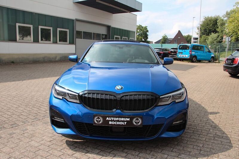 Portimao blau metallic Gebraucht 2020 BMW 330 M Sport Limousine | 39.500 € (Teuer) - Bild 1/4