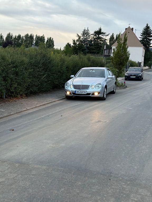 Silber Gebraucht 2006 Mercedes E280 Elegance Limousine | 5.900 € (Fairer Preis) - Bild 1/4