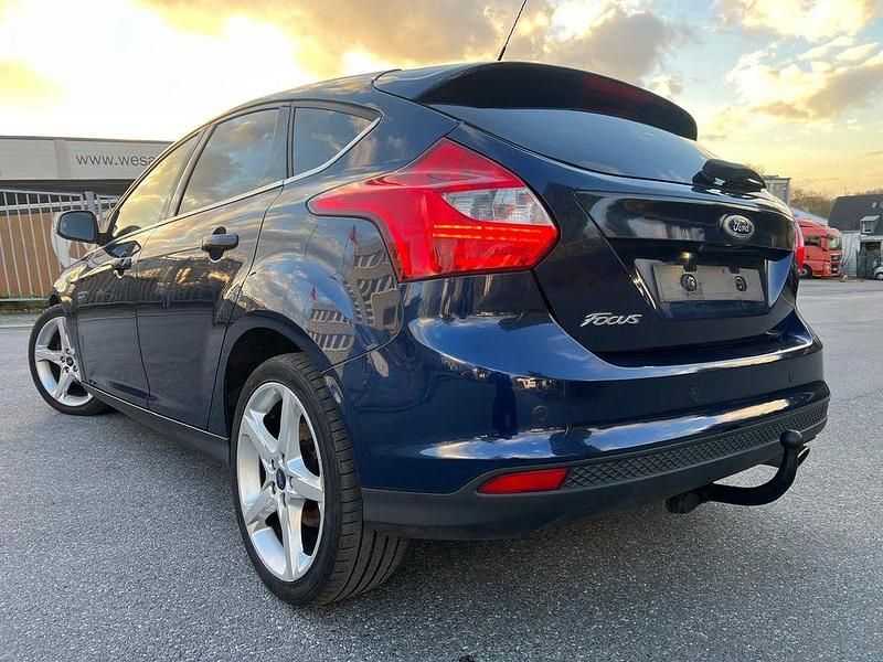 Gebraucht Ford Focus Titanium 140 PS (102 kW) 2012 Blau Limousine