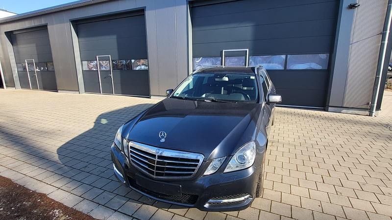 Grau Gebraucht 2010 Mercedes E250 Avantgarde Kombi | 9.999 € (Fairer Preis) - Bild 1/4
