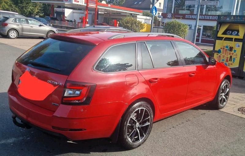 Rot Gebraucht 2018 Skoda Octavia Kombi | 15.000 € - Bild 1/4