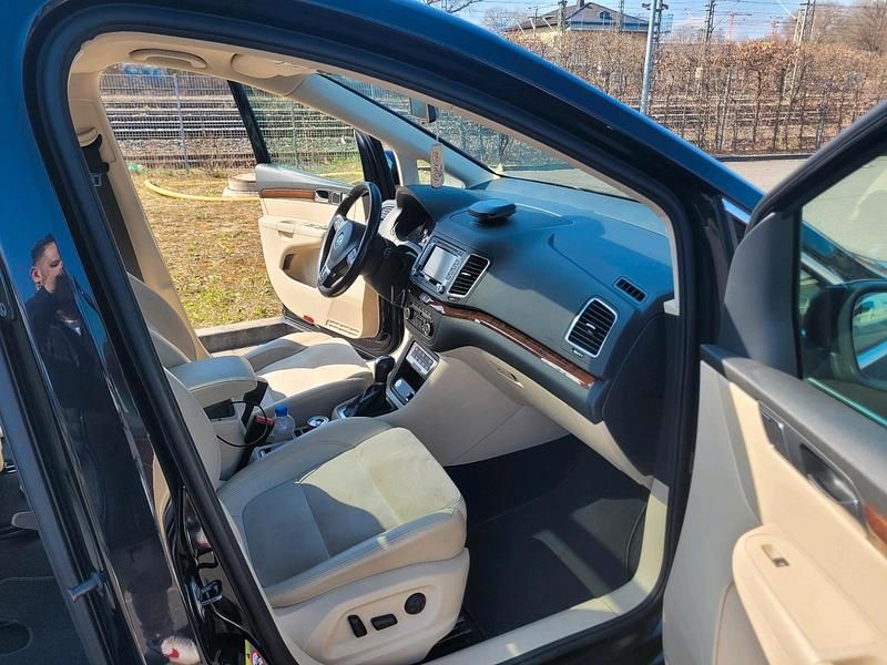 Second-hand VW Sharan Highline 170 CP (125 kW) 2012 Negru Monovolum