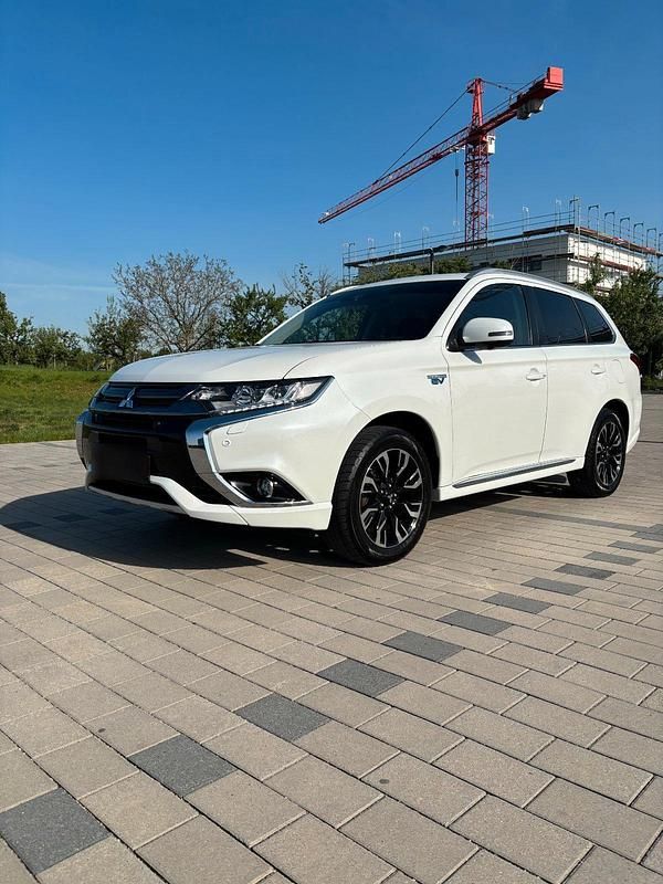 Second-hand Mitsubishi Outlander P-HEV 211 CP (155 kW) 2017 Alb SUV