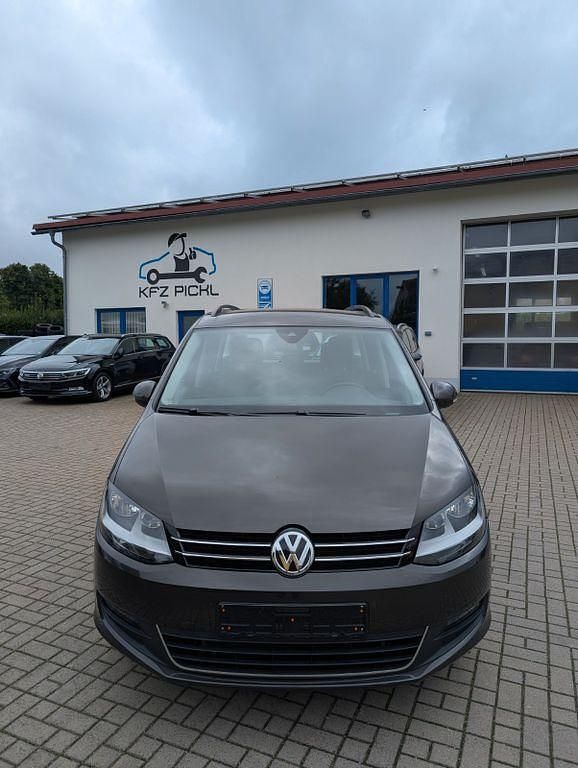 Schwarz Gebraucht 2022 VW Sharan Comfortline Van / Kleinbus | 24.990 € (Guter Preis) - Bild 1/4