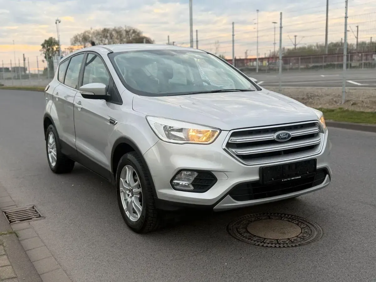 Gebraucht Ford Kuga Trend 120 PS (88 kW) 2018 Silber SUV