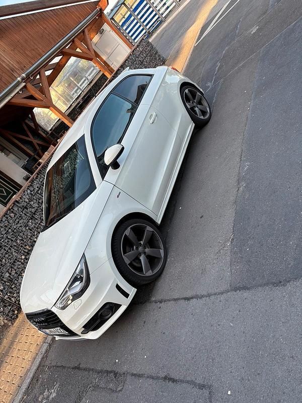 Weiß Gebraucht 2011 Audi A1 S-Line Kleinwagen | 7.999 € (Superpreis) - Bild 1/4