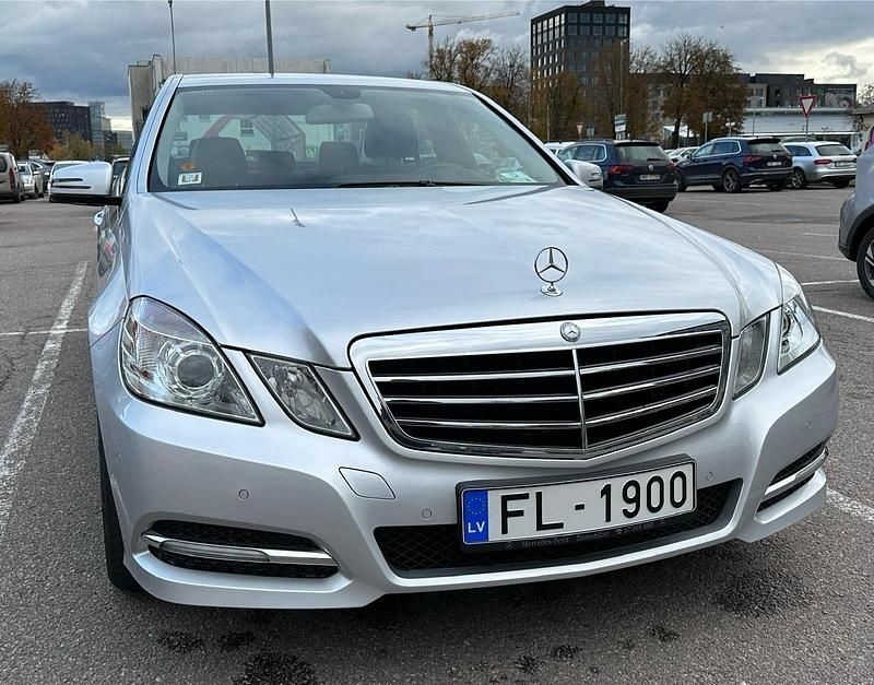 Silber Gebraucht 2012 Mercedes E200 Avantgarde Limousine | 17.000 € (Fairer Preis) - Bild 1/4