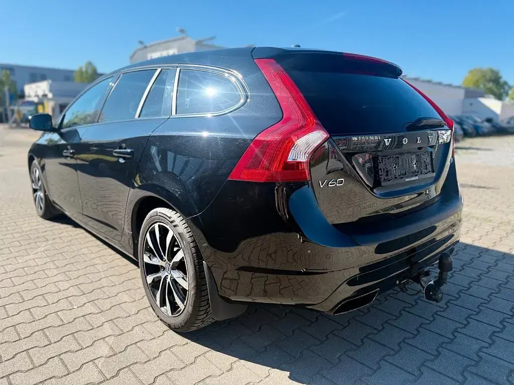 Używany Volvo V60 150 KM (110 kW) 2017 Czarny Kombi