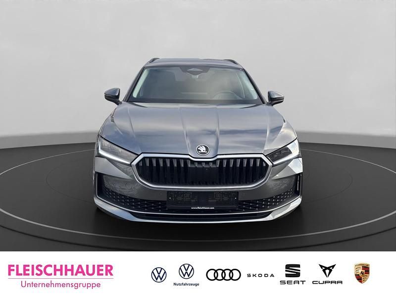 Neu Skoda Superb Selection 265 PS (194 kW) 2026 Grau Kombi