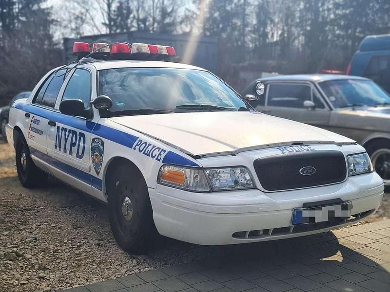 Second-hand Ford Crown 242 CP (177 kW) 2007 Alb Berlinǎ