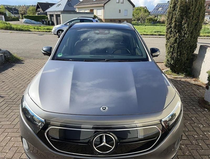 Grau Gebraucht 2021 Mercedes EQA250 SUV | 27.500 € (Guter Preis) - Bild 1/4