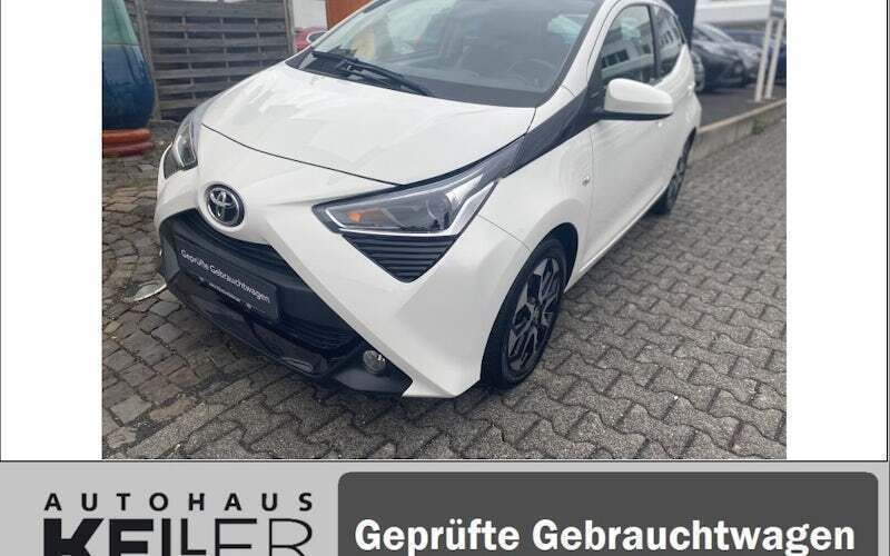 Weiß Gebraucht 2021 Toyota Aygo X-play Kleinwagen | 10.770 € (Guter Preis) - Bild 1/4
