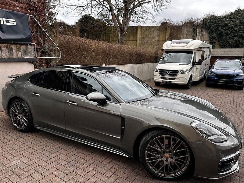 Gebraucht Porsche Panamera 4S Sport 441 PS (324 kW) 2023 Sonderlackierung aventuringrün Limousine