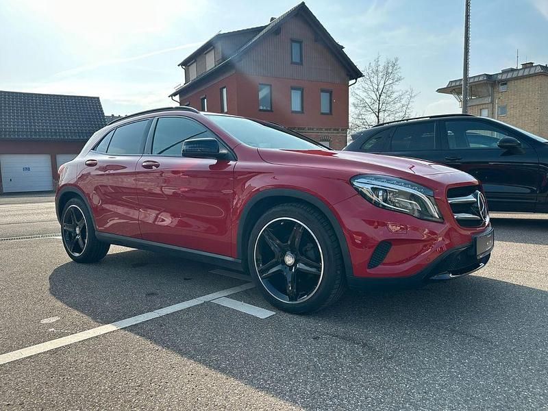 Gebraucht Mercedes GLA220 170 PS (125 kW) 2014 Rot SUV