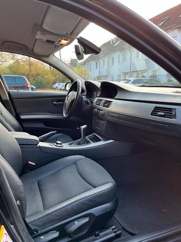 Gebraucht BMW 318 143 PS (105 kW) 2008 Schwarz Kombi