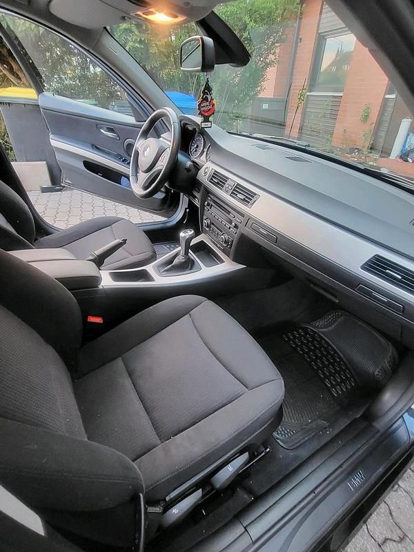 Gebraucht BMW 320 170 PS (125 kW) 2010 Schwarz Kombi