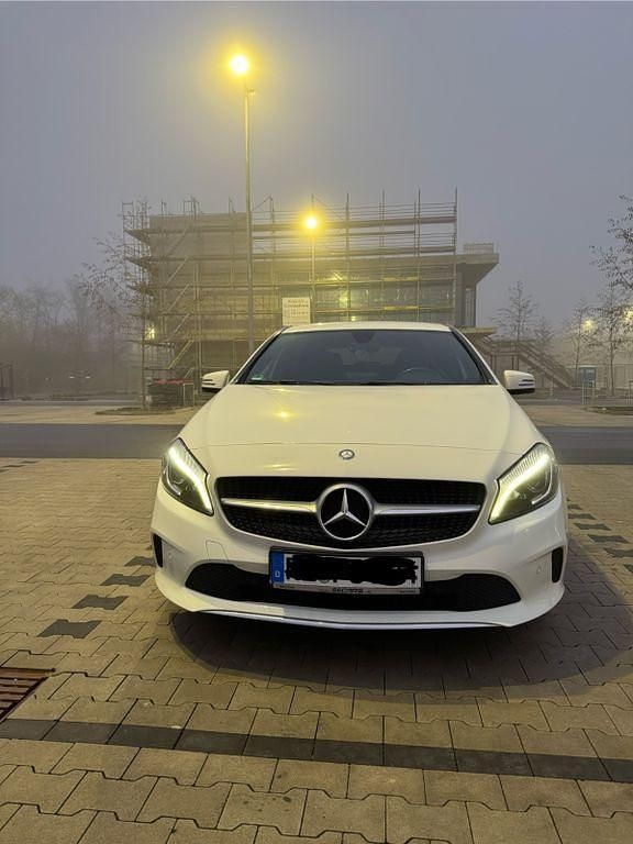 Weiß Gebraucht 2017 Mercedes A200 Urban Limousine | 17.800 € (Fairer Preis) - Bild 1/4