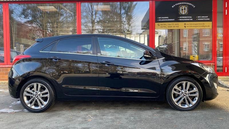 Schwarz Gebraucht 2016 Hyundai i30 Passion Limousine | 11.350 € (Fairer Preis) - Bild 1/4