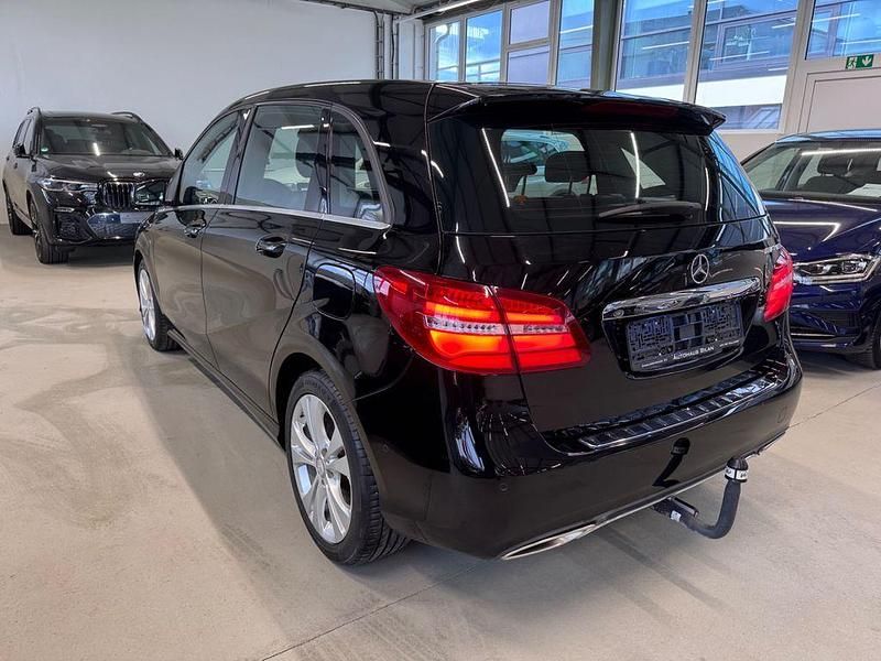 Gebraucht Mercedes B220 177 PS (130 kW) 2015 Nachtschwarz Van / Kleinbus