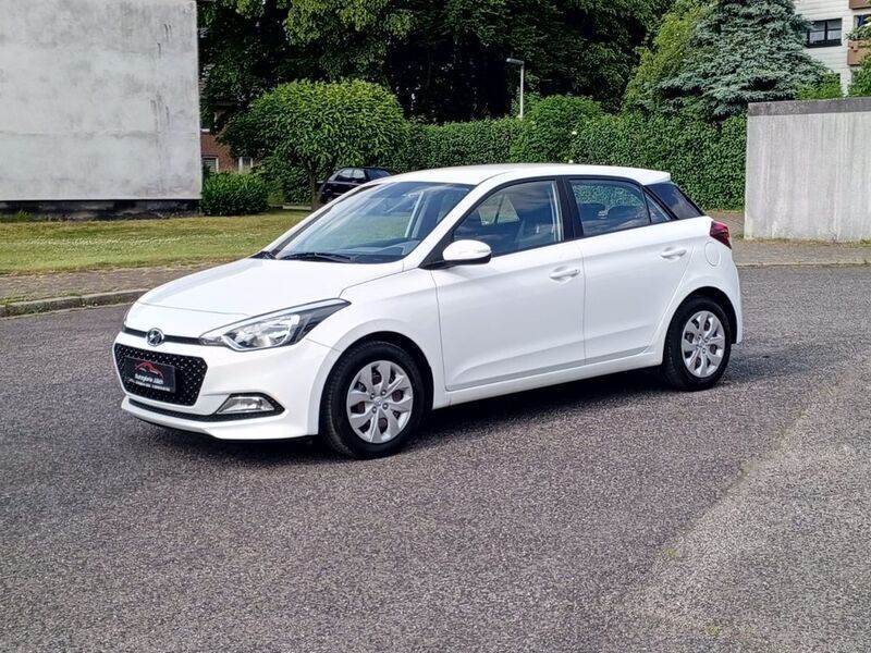 Weiß Gebraucht 2017 Hyundai i20 Classic Limousine | 7.999 € (Guter Preis) - Bild 1/4