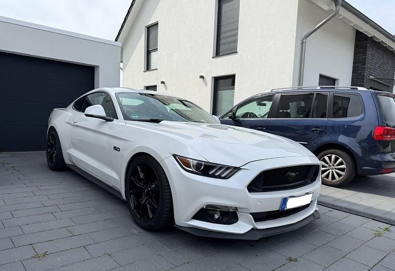 Weiß Gebraucht 2017 Ford Mustang GT Coupé | 33.400 € (Teuer) - Bild 1/4