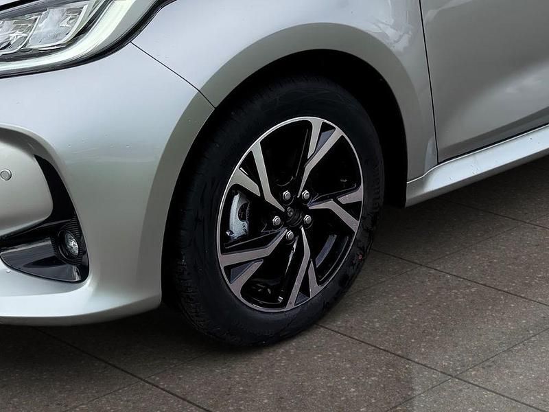 Neu Toyota Yaris Hybrid 117 PS (86 kW) 2025 Silber Limousine