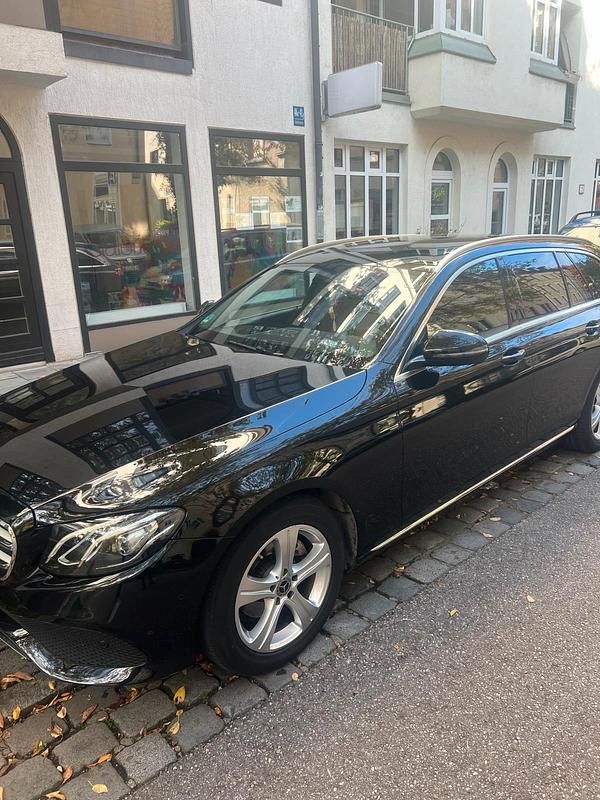 Schwarz Gebraucht 2017 Mercedes E200 Avantgarde Kombi | 23.500 € (Fairer Preis) - Bild 1/4