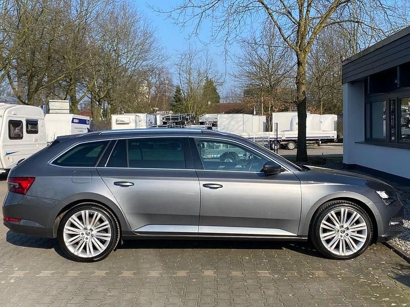 Gebraucht Skoda Superb Style 200 PS (147 kW) 2022 Silber Kombi
