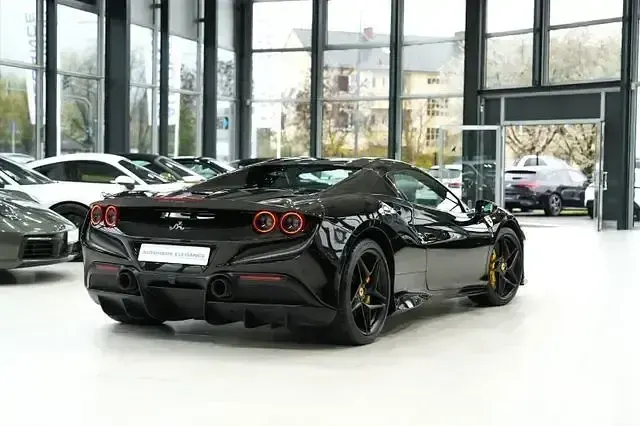 Second-hand Ferrari F8 721 CP (530 kW) 2023 Negru Cabrio