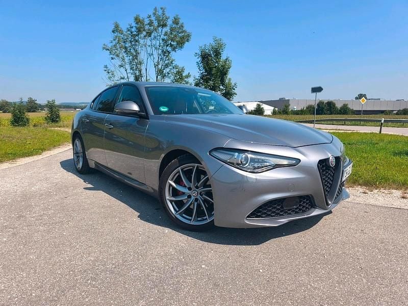 Silber Gebraucht 2017 Alfa Romeo Giulia Limousine | 16.999 € (Fairer Preis) - Bild 1/4