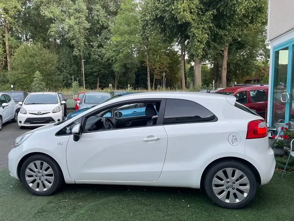 Gebraucht Kia Rio DREAM-TEAM Edition 86 PS (63 kW) 2013 Weiß Limousine