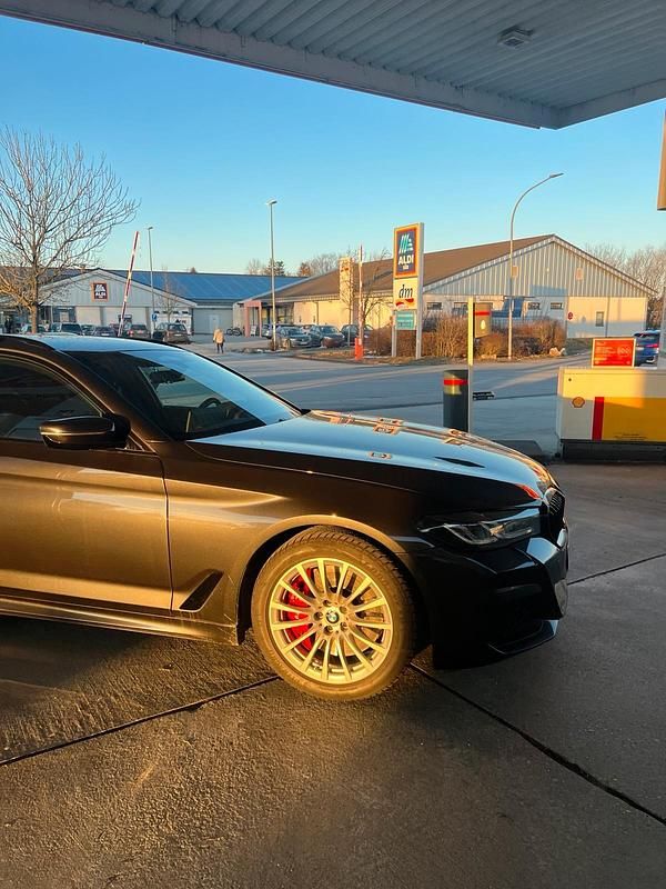 Gebraucht BMW 530 Performance 286 PS (210 kW) 2023 Grau Kombi