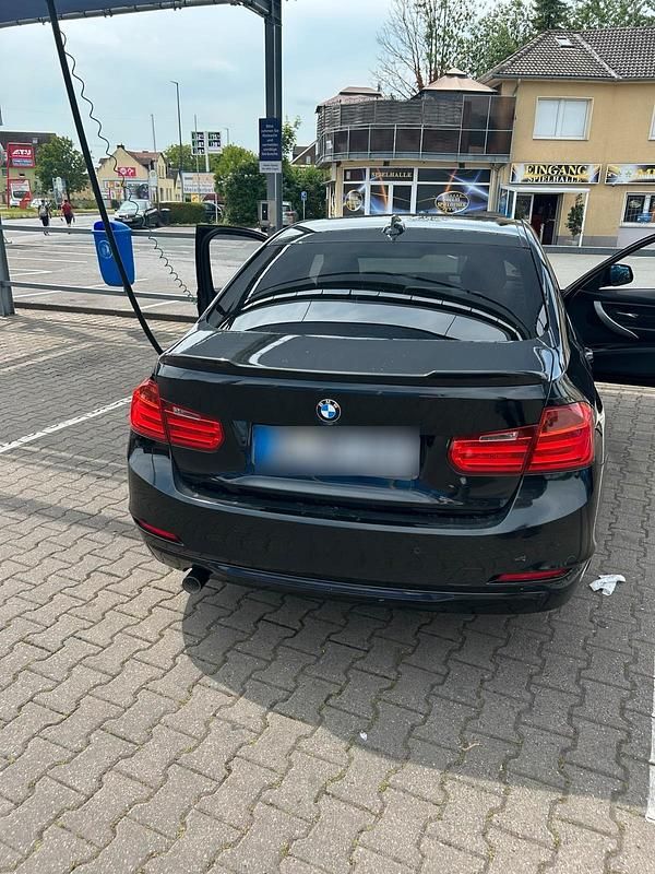 Second-hand BMW 318 143 CP (105 kW) 2012 Negru Berlinǎ