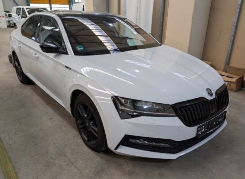 Weiß Gebraucht 2020 Skoda Superb SportLine Limousine | 25.999 € (Fairer Preis) - Bild 1/4