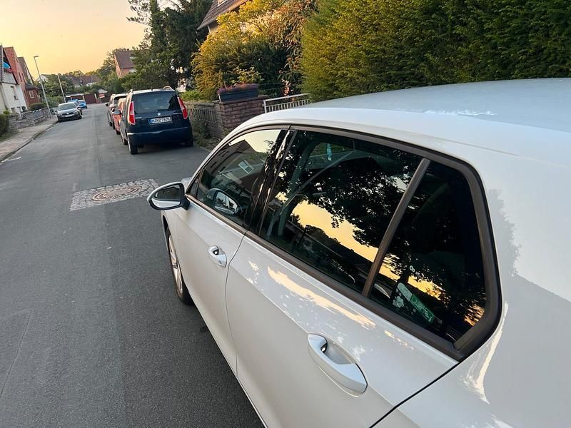 Gebraucht VW Golf VII 116 PS (85 kW) 2021 Weiß Kleinwagen