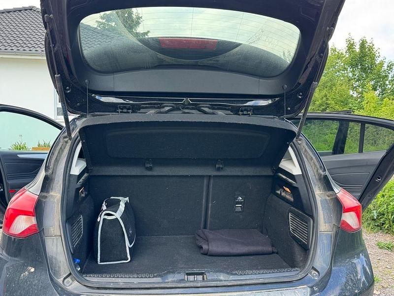 Gebraucht Ford Focus Cool & Connect 125 PS (91 kW) 2018 Schwarz Limousine