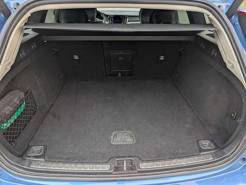 Gebraucht Volvo V60 R-Design 253 PS (186 kW) 2020 Blau Kombi