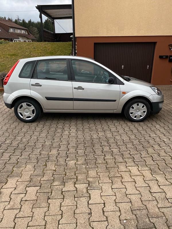 Gebraucht Ford Fiesta 70 PS (51 kW) 2006 Silber Kleinwagen