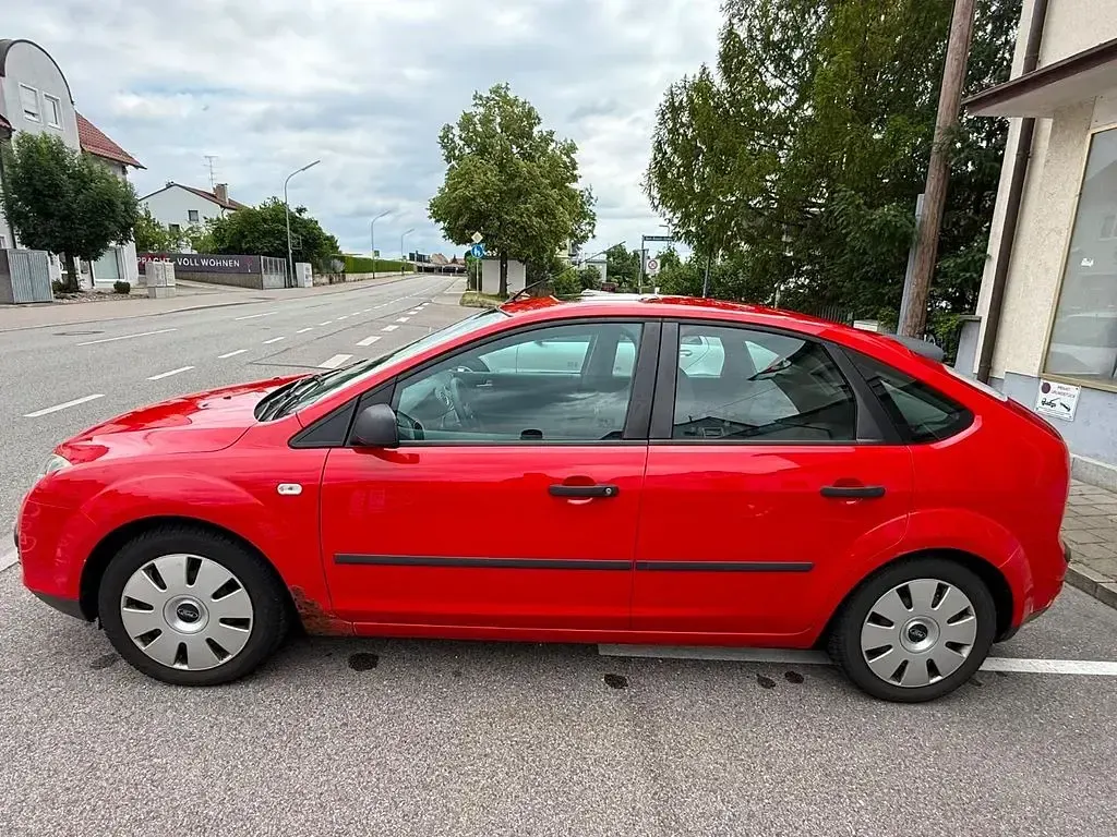 Gebraucht Ford Focus Ambiente 101 PS (74 kW) 2005 Rot Limousine