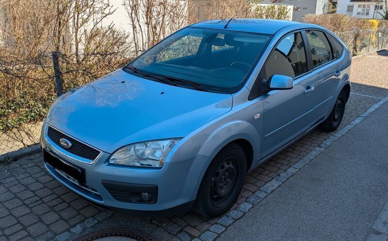 Blau Gebraucht 2005 Ford Focus Ghia Limousine | 900 € (Fairer Preis) - Bild 1/4