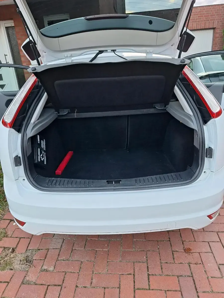 Usado Ford Focus 105 CV (77 kW) 2011 Blanco Coupe