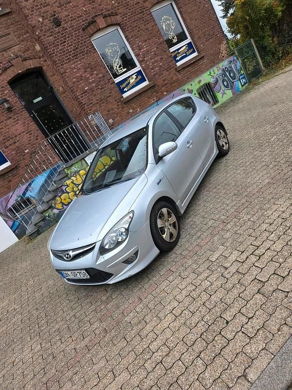 Silber Gebraucht 2011 Hyundai i30 Kombi | 850 € (Superpreis) - Bild 1/4