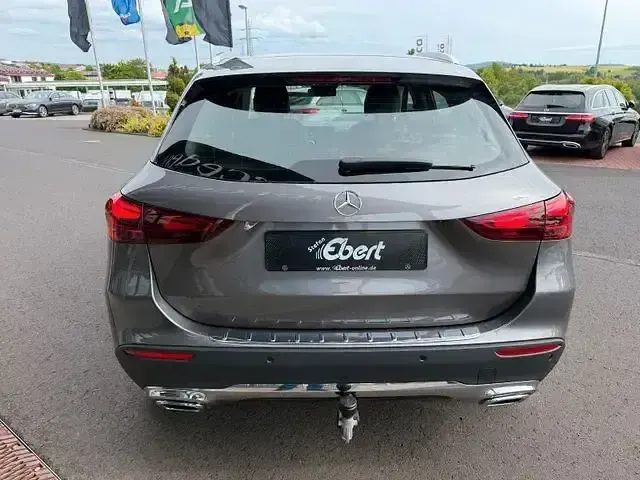 Gebraucht Mercedes GLA200 Progressive 150 PS (110 kW) 2024 Mountaingrau  met. (metallic) SUV