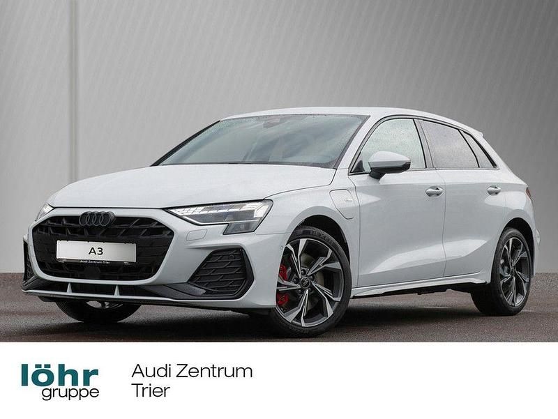 Weiß Gebraucht 2025 Audi A3 Sportback e-tron S-Line Kleinwagen | 47.990 € - Bild 1/4