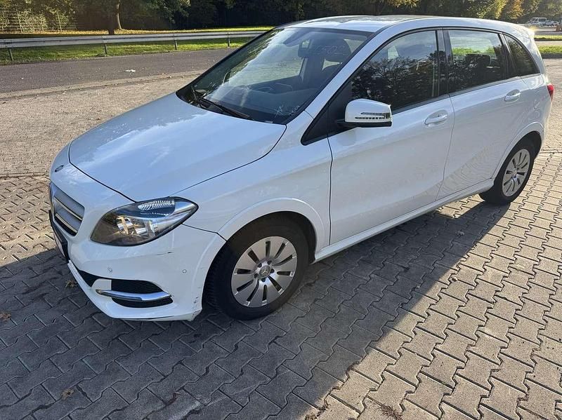 Weiß Gebraucht 2015 Mercedes B Electric Drive Van / Kleinbus | 8.800 € - Bild 1/4