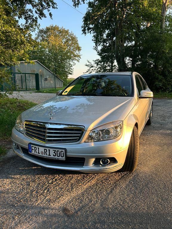 Silber Gebraucht 2010 Mercedes C300 Elegance Limousine | 11.600 € (Fairer Preis) - Bild 1/4