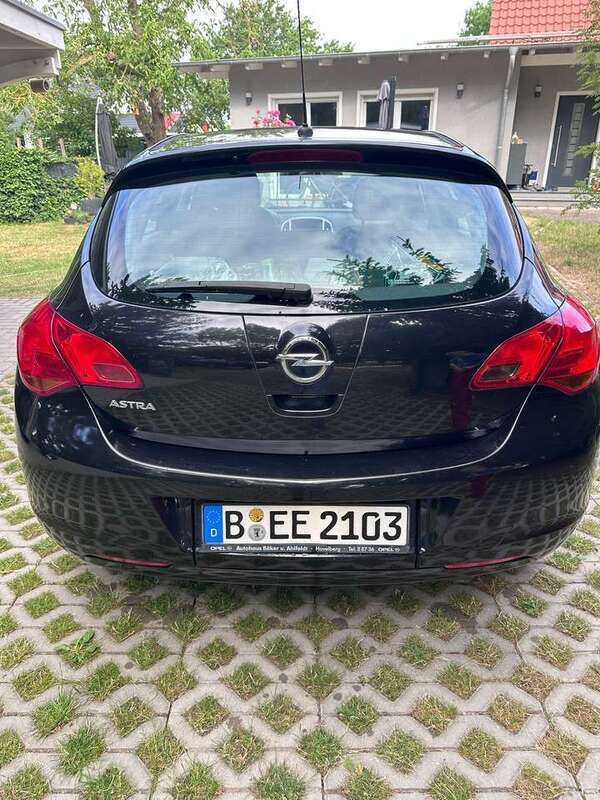 Schwarz Gebraucht 2010 Opel Astra Edition Kleinwagen | 3.700 € (Fairer Preis) - Bild 1/4